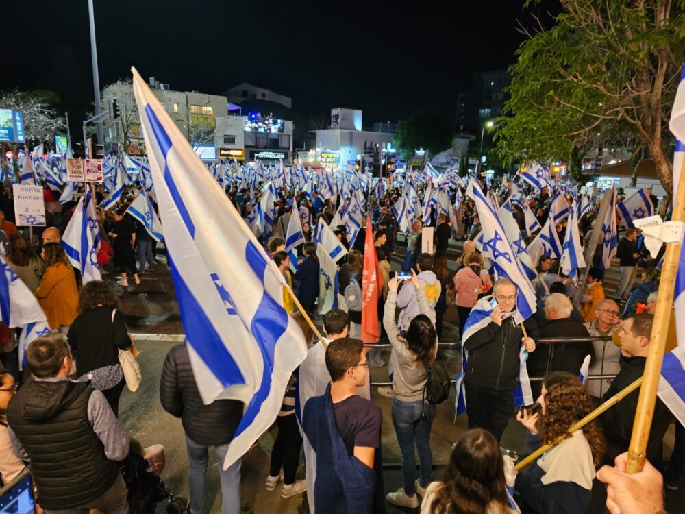 הפגנה נגד ההפיכה המשטרית - צומת חורב בחיפה - בהמשך לנאותם נתניהו (צילום: יורם כץ)