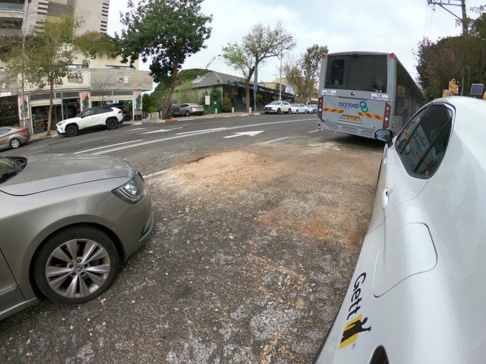סגירת בולען ברחוב חורב בחיפה (צילום: מוטי מנדלסון)