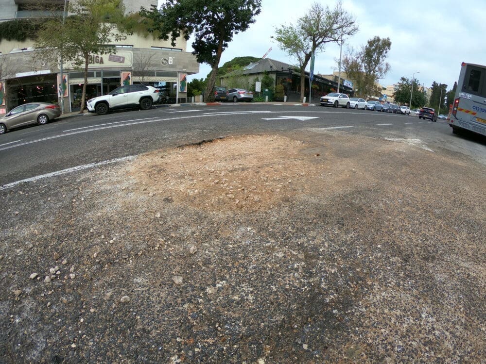 סגירת בולען ברחוב חורב בחיפה (צילום: מוטי מנדלסון)