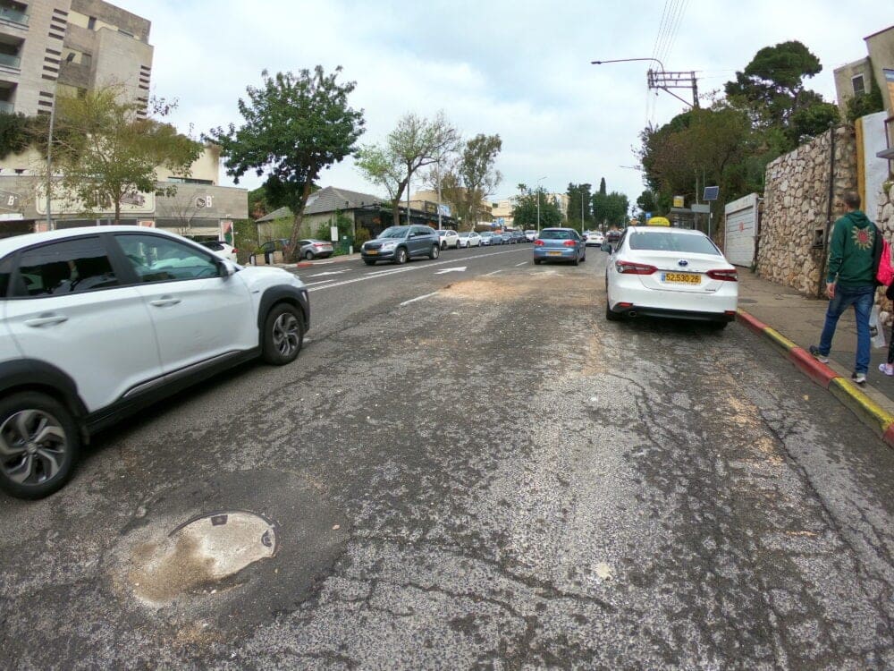 סגירת בולען ברחוב חורב בחיפה (צילום: מוטי מנדלסון)