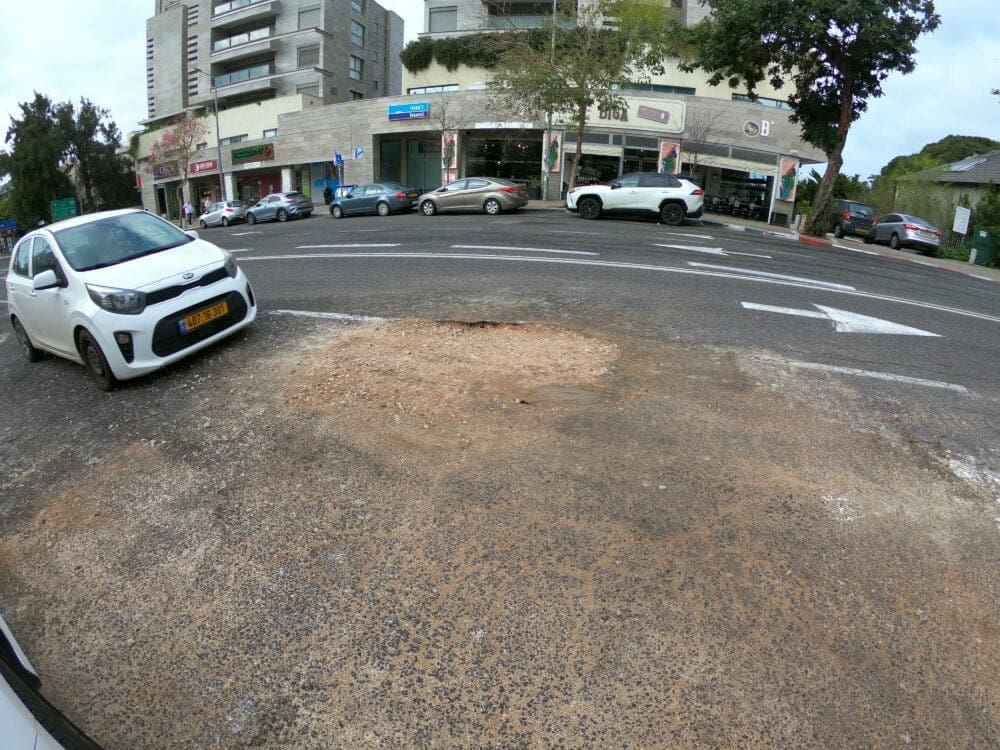 סגירת בולען ברחוב חורב בחיפה (צילום: מוטי מנדלסון)
