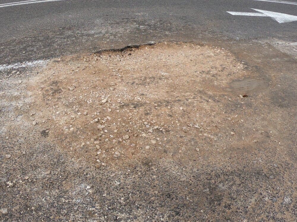סגירת בולען ברחוב חורב בחיפה (צילום: מוטי מנדלסון)