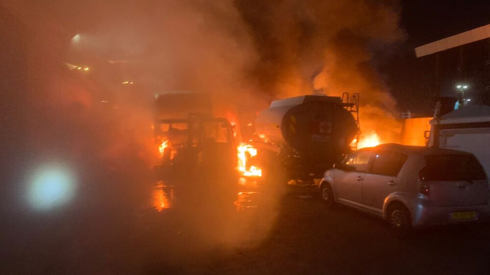 שריפת משאיות במתחם איקאה בקריית אתא (צילום: כבאות והצלה)