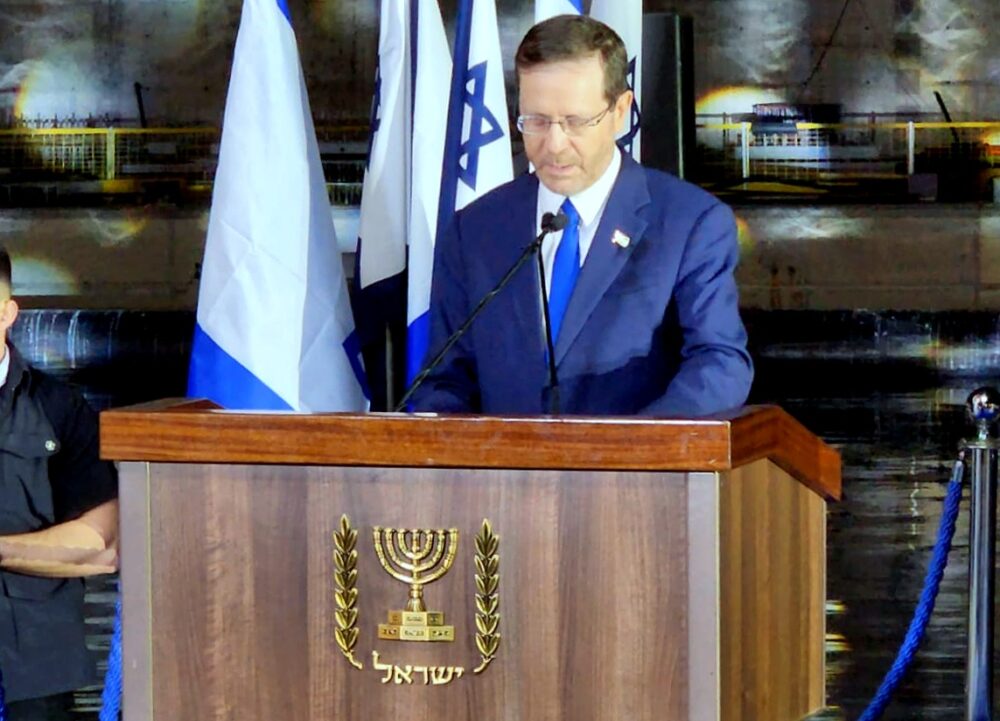 נשיא המדינה, יצחק הרצוג, בטקס סיום קורס חובלים מחזור 146 בחיפה (צילום: יוסף הירש)