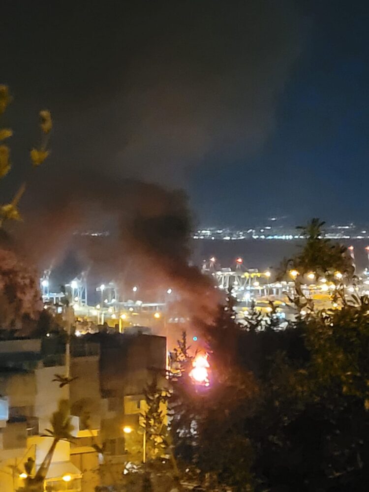 תאונת דרכים בחיפה • רכב הטויוטה התנגש בקיר ועלה באש (צילום: קוראי חי פה)
