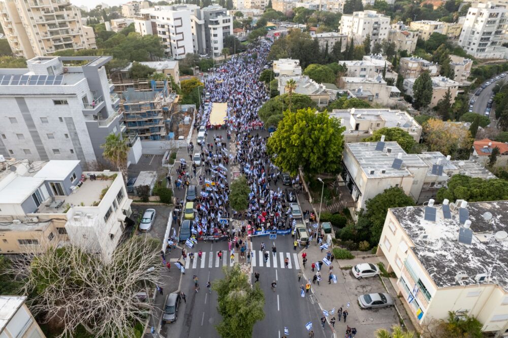 הצעדה החלה - המחאה נגד ההפיכה המשטרית - חיפה (צילום רחפן: עומרי רוזנברג, עבור אנשי מחאת העם)