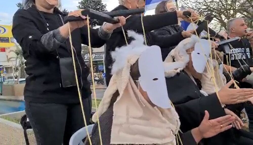 ההפיכה המשטרית – הפגנה – מיצג מחאה – שופטים שהם בובות על חוט (צילום: יעל הורוביץ)