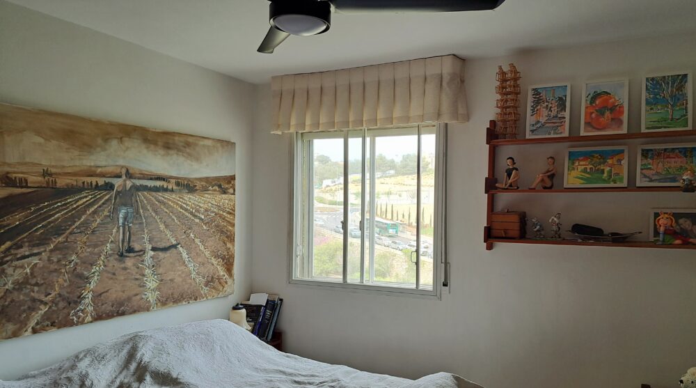 ציור בחדר השינה: רונן בשדות העמק- בבית הצייר והאדריכל יוסי לובלסקי (צילום: רחלי אורבך)
