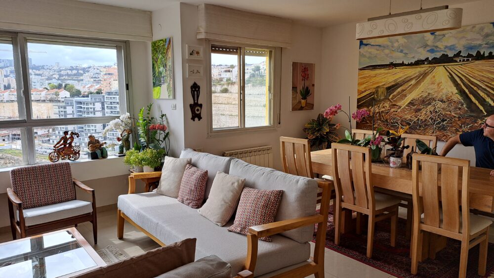 ספה לשלושה בעיצוב הצייר והאדריכל- בבית יוסי לובלסקי (צילום: רחלי אורבך)