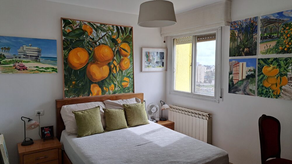 תפוזים וציורים בחדר האירוח- בבית הצייר והאדריכל יוסי לובלסקי (צילום: רחלי אורבך)