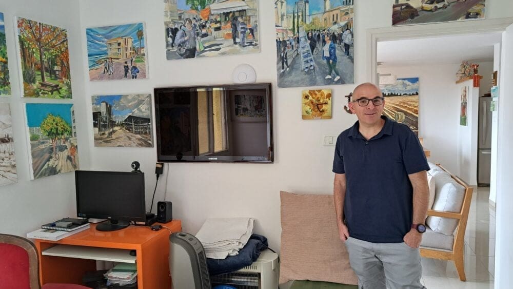 טלוויזיה וגם פינת המחשב- בבית הצייר והאדריכל יוסי לובלסקי (צילום: רחלי אורבך)