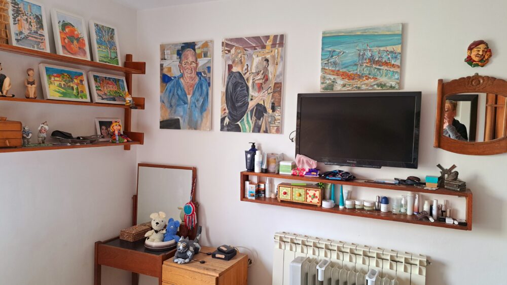 טלוויזיה וציורים בחדר השינה- בבית הצייר והאדריכל יוסי לובלסקי (צילום: רחלי אורבך)