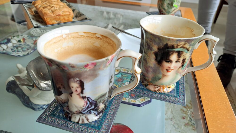 ספלי קפה עם פתח עגול- בבית הצייר והאדריכל יוסי לובלסקי (צילום: רחלי אורבך)