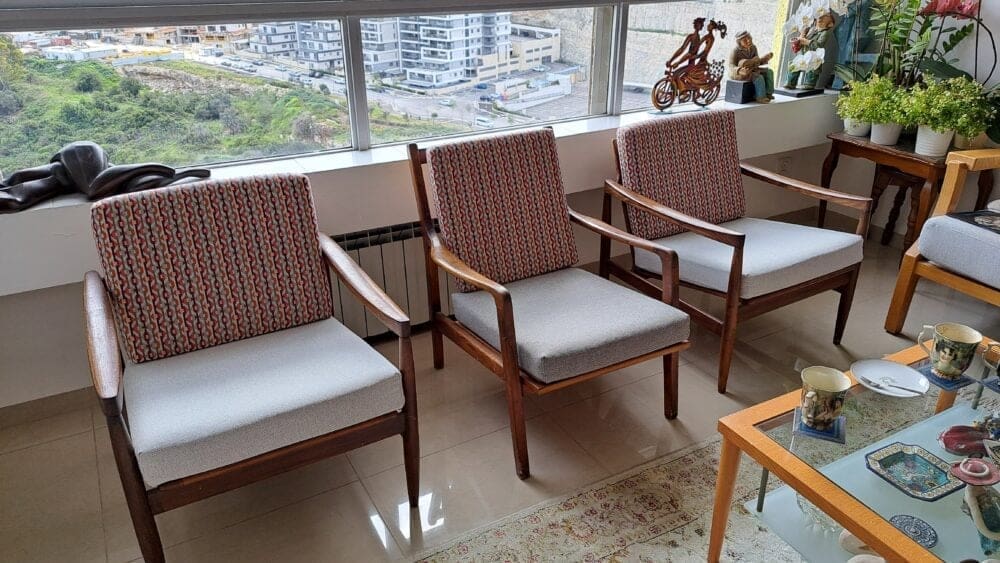 "ירושת" שלושת כורסאות הוינטג'- בבית הצייר והאדריכל יוסי לובלסקי (צילום: רחלי אורבך)