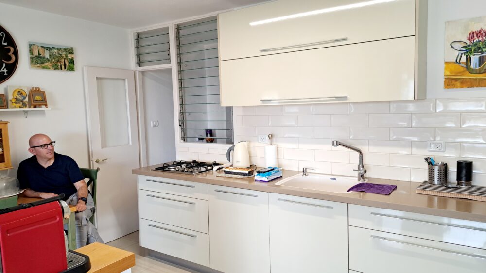 מבט אל המטבח - בבית הצייר והאדריכל יוסי לובלסקי (צילום: רחלי אורבך)