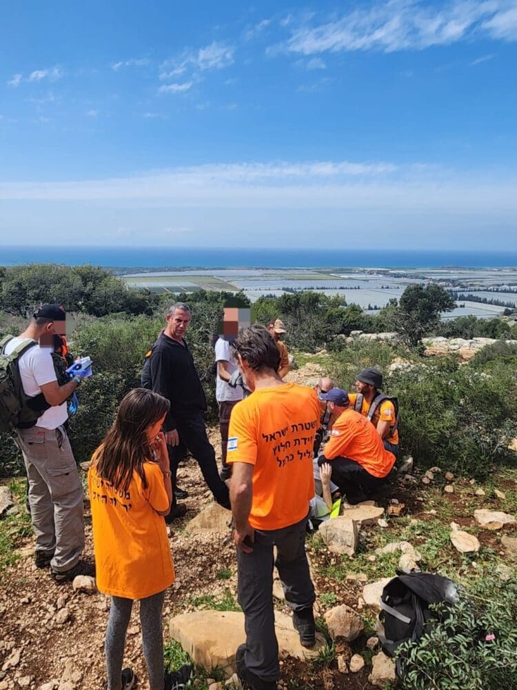 חילוץ מטיילת בת 55 שנחבלה בשמורת הר הכרמל (צילום: דוברות יחידת החילוץ "גליל-כרמל")