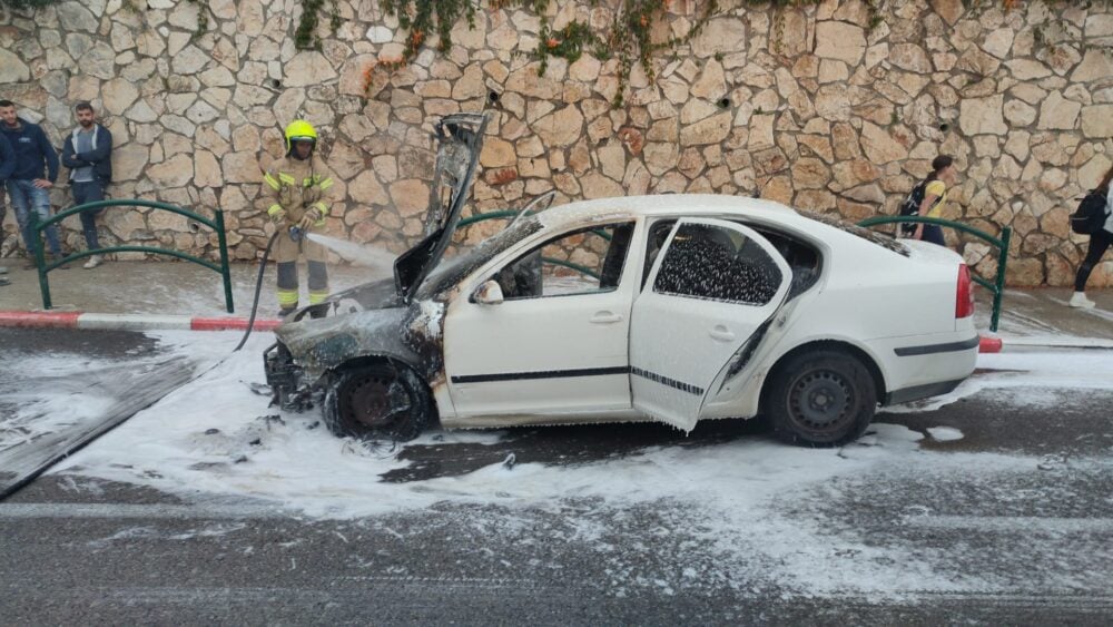 שריפת רכב  בדרך פרויד (צילום: כבאות והצלה)