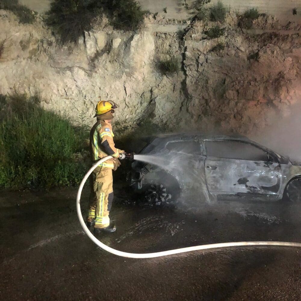 רכב עלה באש בעוספיה במהלך הלילה (צילום: כבאות והצלה)