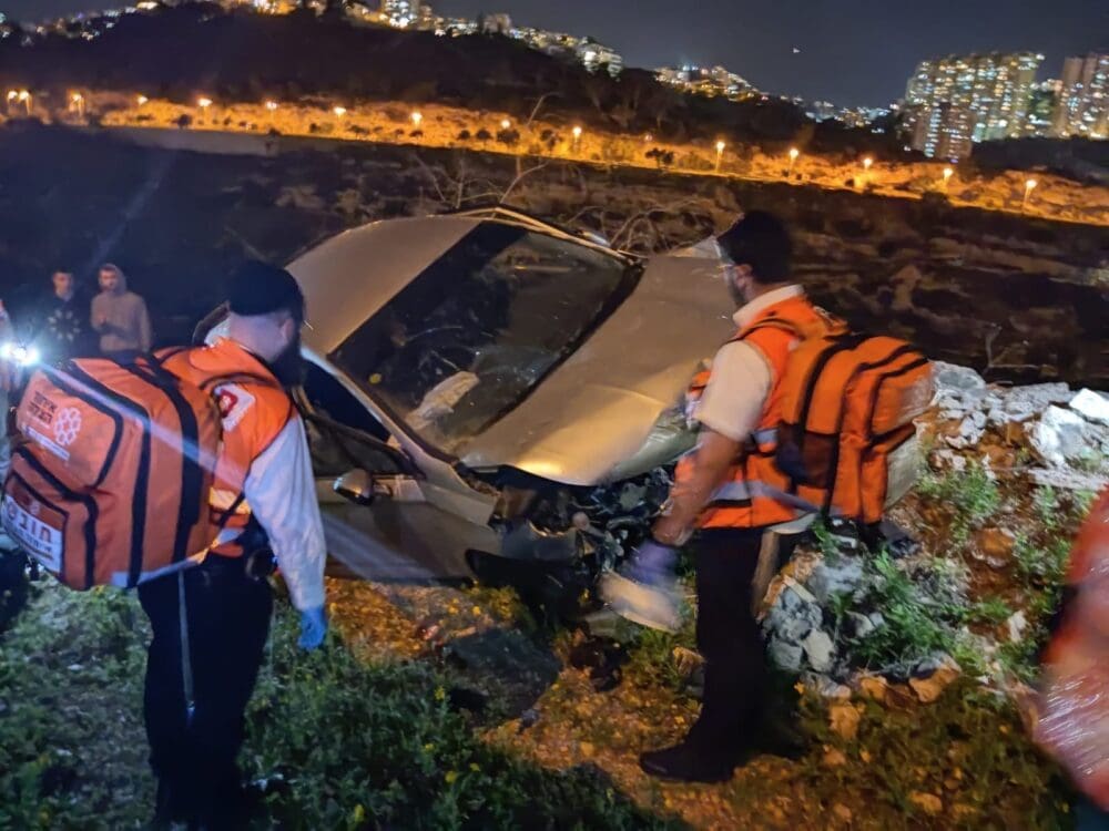 רכב הדרדר ביד לבנים בחיפה (צילום:מדוברות איחוד הצלה)