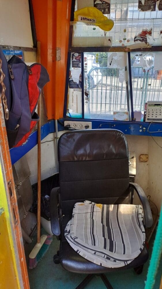 עמדת השומר בביה"ס ארלוזרוב צילום: הילה לאופר חברת המועצה