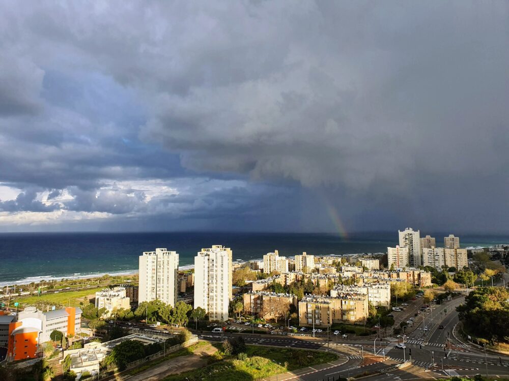 חיפה בחורף עם קשת בענן מעל הים צילום: חנן מרקוביץ)