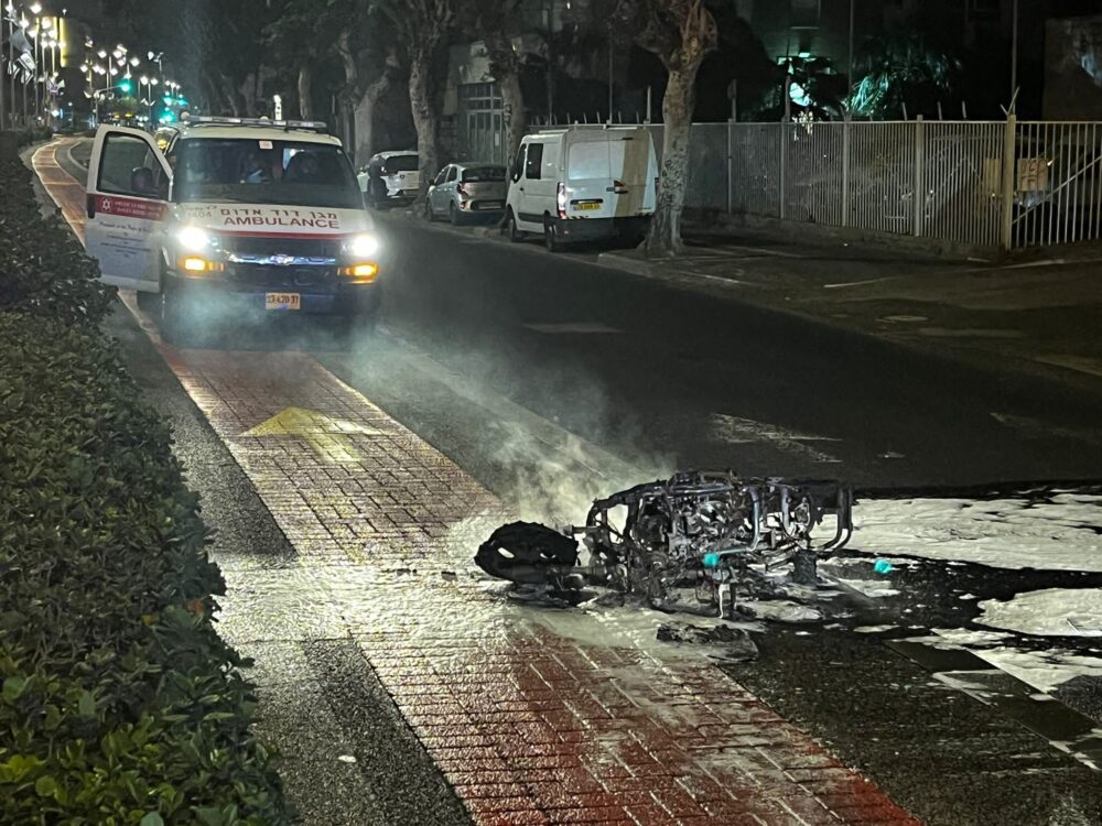 אופנוע אשר עלה באש ברחוב העצמאות בחיפה (צילום: כבאות והצלה)