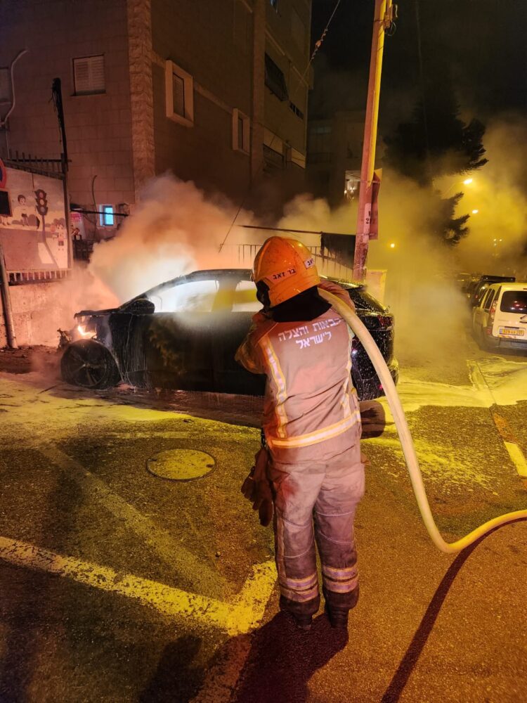 כיבוי רכב אשר עלה באש ברחוב העוגן בחיפה (צילום: כבאות והצלה)