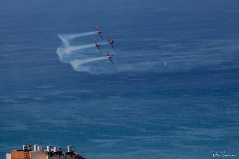 מטוסי עפרוני במטס אירובטי מעל חוף דדו בחיפה, עצמאות 2023 (צילום: דרור שמילוביץ)