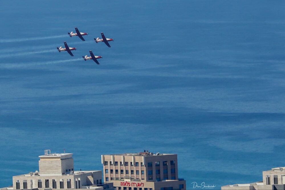 מטס אירובטי של מטוסי עפרוני מעל חוף דדו בחיפה, עצמאות 2023 (צילום: דרור שמילוביץ)