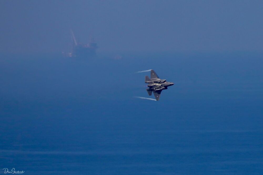 מטוס קרב מדגם F-35 אדיר מעל חוף דדו בחיפה, עצמאות 2023 (צילום: דרור שמילוביץ)