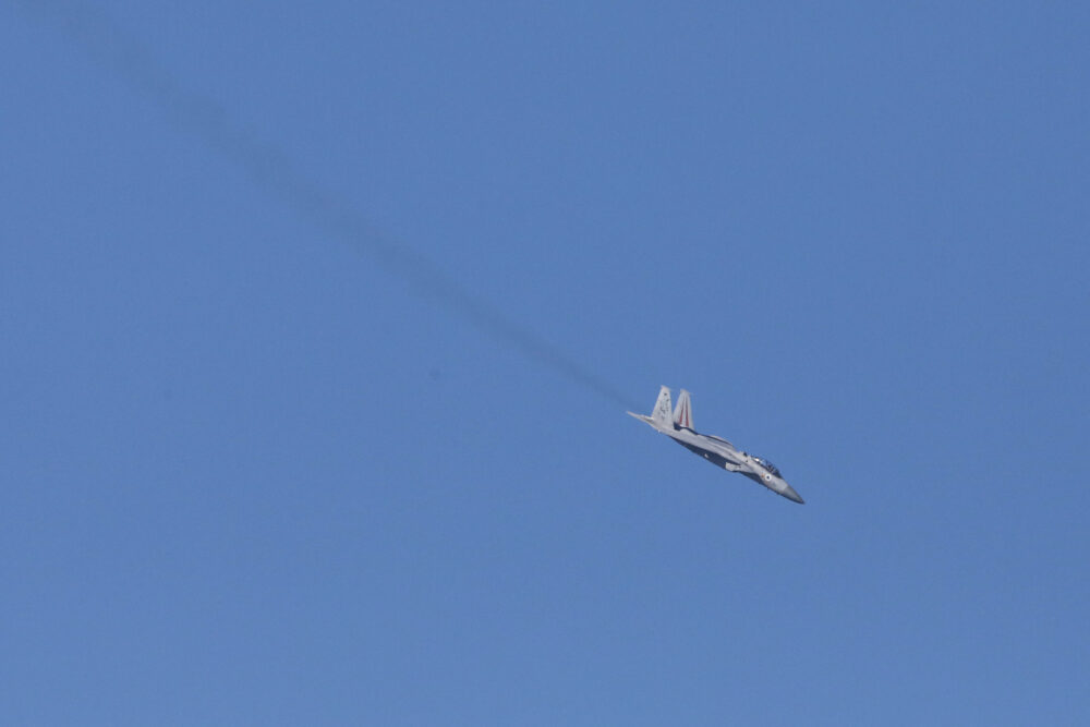 מטוס F-15 מעל חוף דדו בחיפה, עצמאות 2023 (צילום: דרור שמילוביץ)