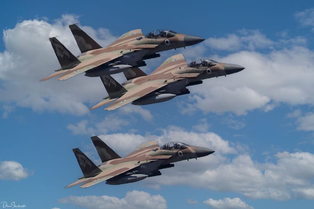 מטוסי F-15 מעל חוף דדו בחיפה, עצמאות 2023 (צילום: דרור שמילוביץ)
