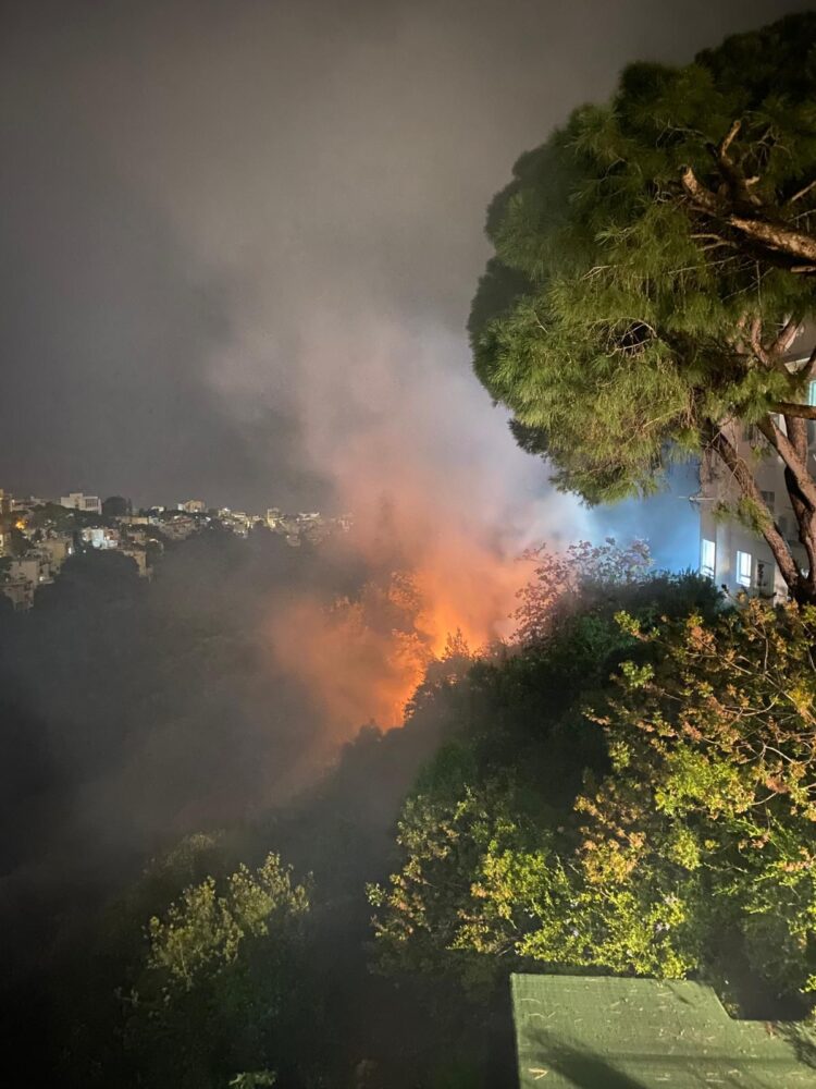 שרפה כתוצאה של מכת ברק ברחוב התשבי בחיפה (צילום: חי פה בשטח)