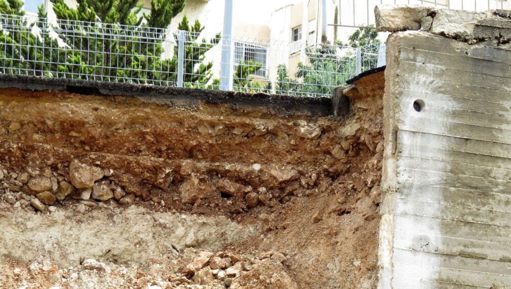 קדח חדש בבטון (מימין) • קיר תומך ענק קרס ברחוב יד לבנים חיפה (צילום: מוטי מנדלסון)