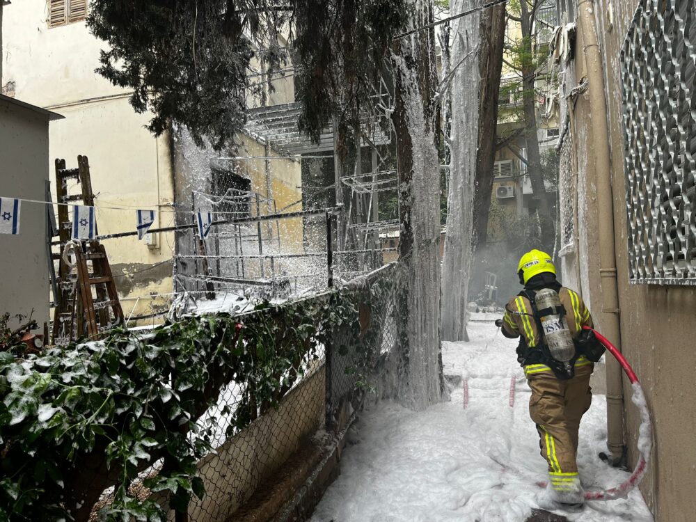 שריפת מחסן לייד מבנה מגורים ברחוב יוסף בחיפה (צילום: כבאת והצלה)