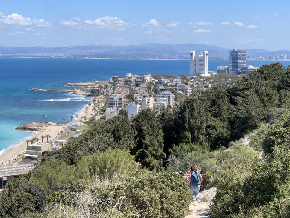 שכונת בת גלים בחיפה - מבט מהדרך הנופית בסטלה מריס (צילום: ירון כרמי)