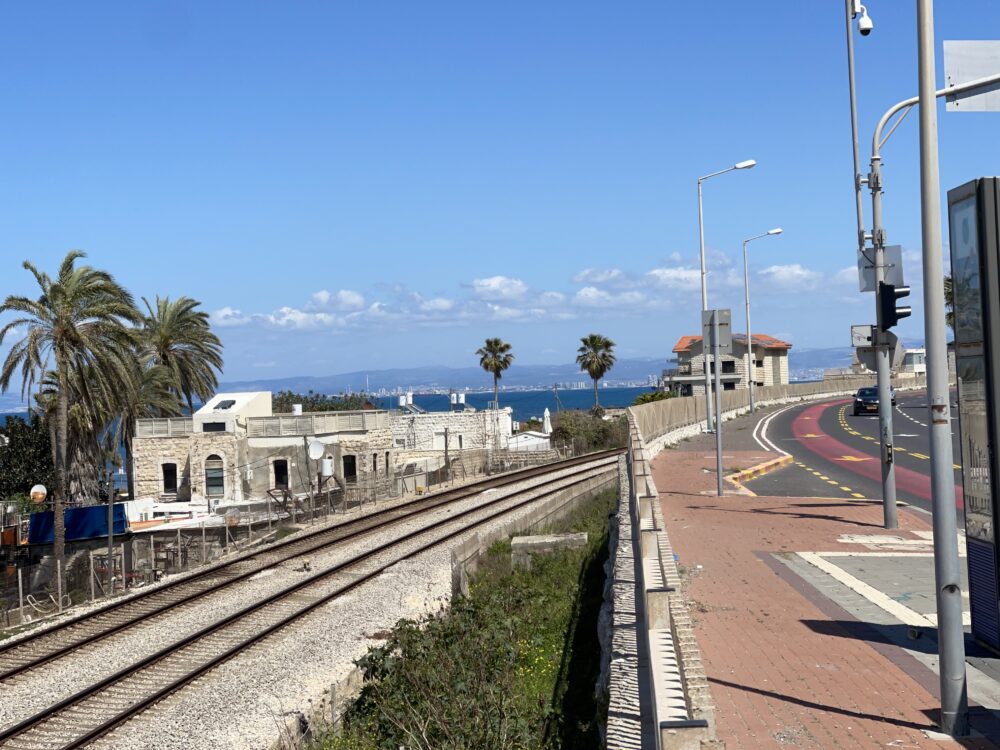 חיפה - מסילת הברזל - פסי הרכבת בין דרך אלנבי לטיילת שקמונה (צילום: ירון כרמי)