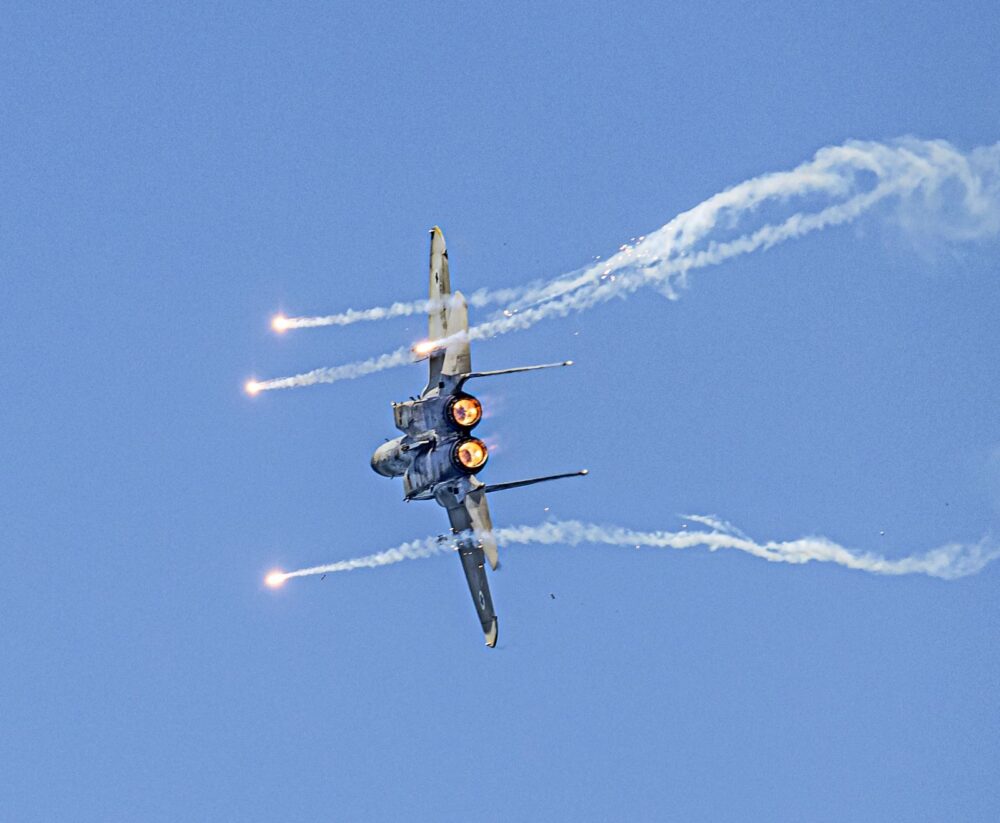 מטוס F-15 מפזר מוץ להטעיית טילים נגד מטוסים - מטס חיל האוויר - יום העצמאות - חזרות אחרונות מעל חוף דדו בחיפה (צילום: אנטוני הרשקו)