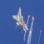 מטס חיל האוויר 2023 – מטוס קרב מדגם F-15 מפזר מוץ בוער להטעיית טילי אוייב במהלך מופע קרב אוויר מעל חיפה (צילום: אנתוני הרשקו)