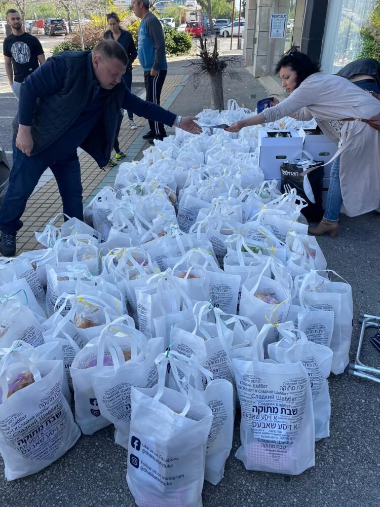 טטיאנה ג'ון עם מתנדבים - חלוקת מזון במסגרת פרוייקט "באנו חושך לגרש" למען ניצולי השואה (אלבום אישי)
