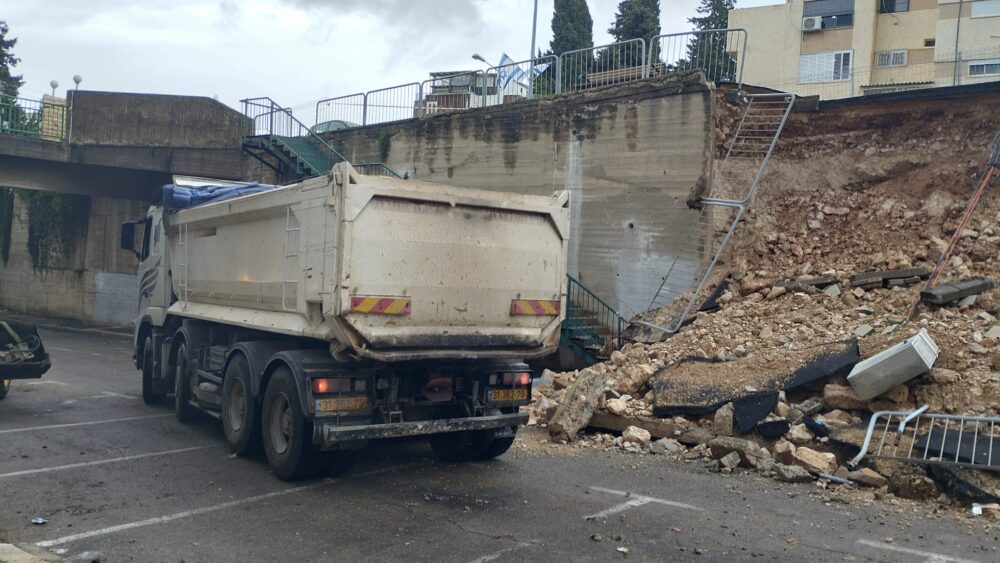 משאית בשטח לצורך פינוי ההריסות - קיר תומך ענק קרס ברחוב יד לבנים חיפה (צילום: מוטי מנדלסון)