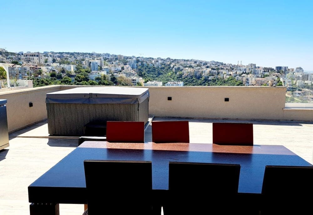 מבט מזרחה- מהמרפסת בבית נגה כרמי, בעלת ומנכ"ל אתר חי פה (צילום: רחלי אורבך)