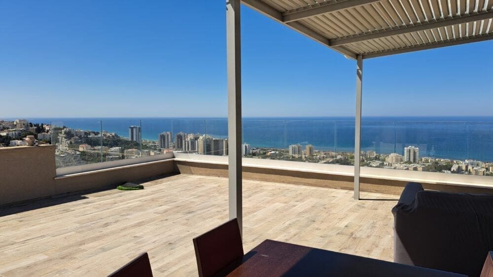 הפרגולה והכחול הכחול הזה- במרפסת בית נגה כרמי, בעלת ומנכ"ל אתר חי פה (צילום: רחלי אורבך)