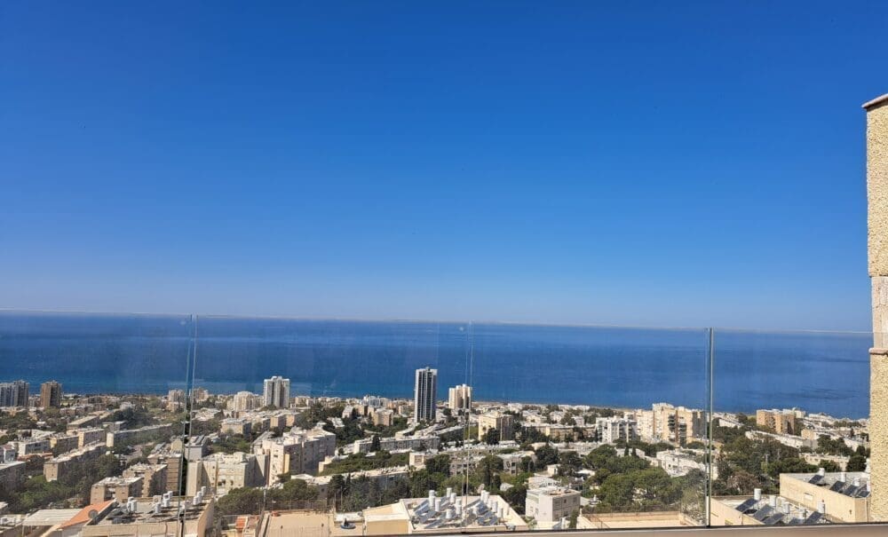הירוק האורבני + כחול הים וכחול השמיים- מבט מהמרפסת בבית נגה כרמי, בעלת ומנכ"ל אתר חי פה (צילום: רחלי אורבך)
