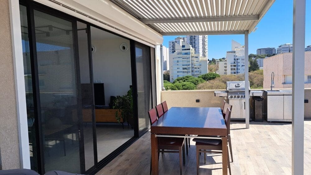 פינת באוכל אשר בגג הבניין- במרפסת בית נגה כרמי, בעלת ומנכ"ל אתר חי פה (צילום: רחלי אורבך)