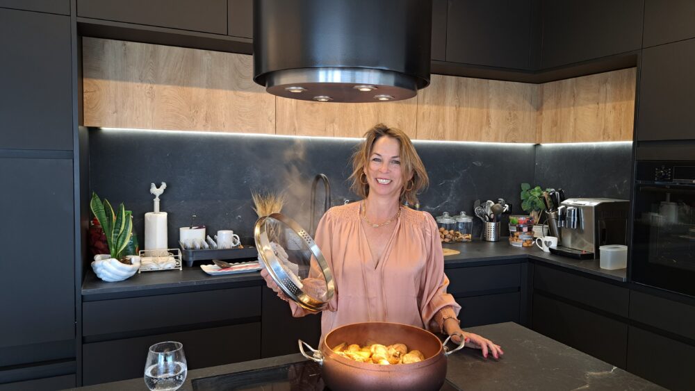 "מבשלת חדשות" ושפית במטבח - בבית נגה כרמי, בעלת ומנכ"ל אתר חי פה (צילום: רחלי אורבך)
