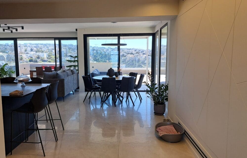 הארון הלבן מימין והעיר שעל ההר כתמונה בסלון – בבית נגה כרמי, בעלת ומנכ"ל אתר חי פה (צילום: רחלי אורבך)