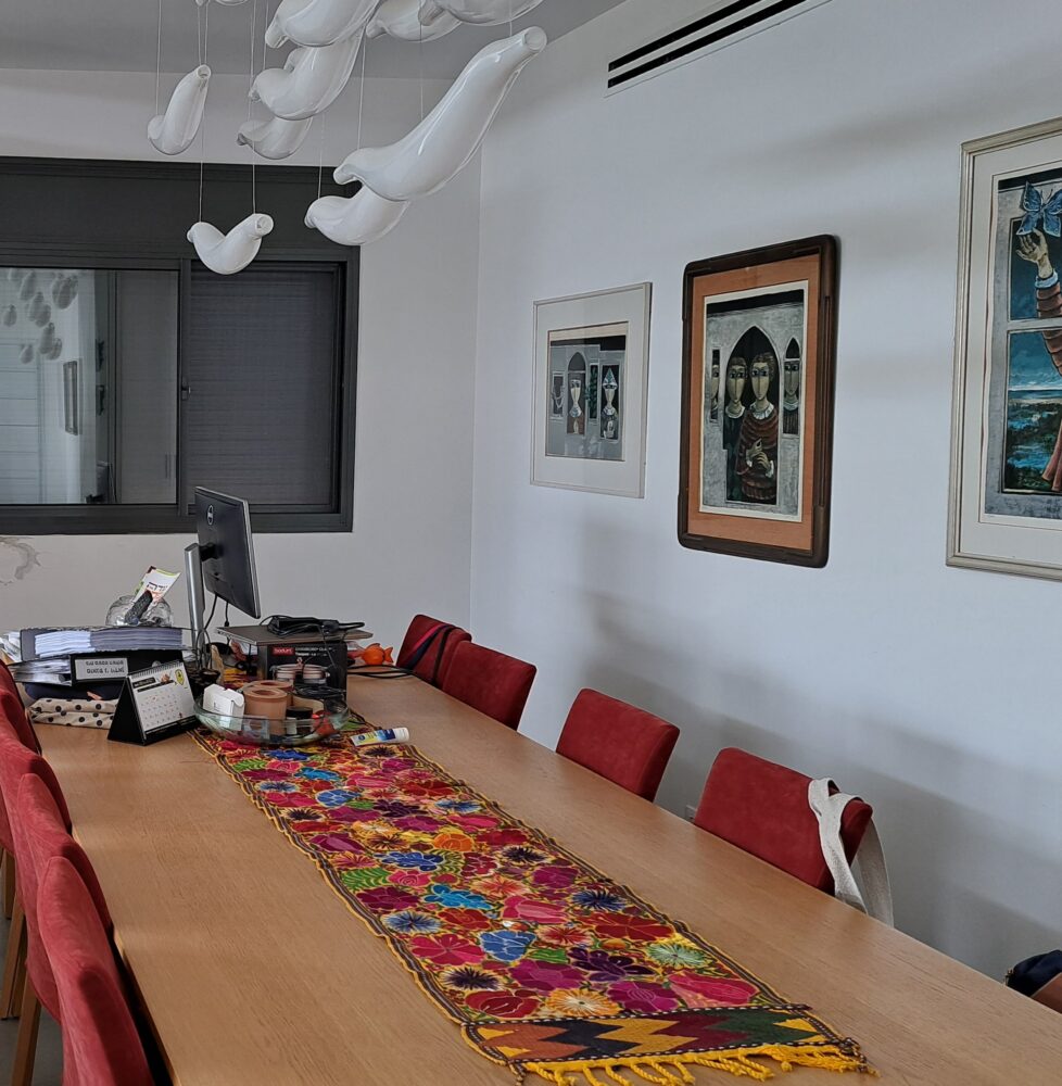 לעיתים, שולחן האירוח מתפקד כמשרד- בבית עו"ד יעקב בורובסקי (צילום: רחלי אורבך)