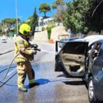 רכב החל לבעור במהלך נסיעה בפרויד (צילום: כבאות והצלה)