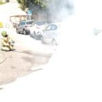 רכב החל לבעור במהלך נסיעה בפרויד (צילום: כבאות והצלה)